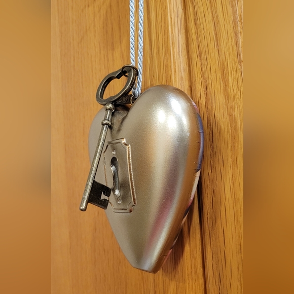 Art Hearts 💕 Puffed Decoration w/ Key - Picture 2 of 12